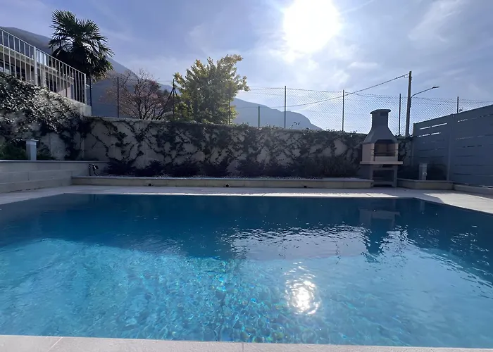 Дом отдыха Claudia With Private Pool Колико