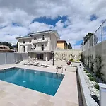Claudia With Private Pool Дом отдыха